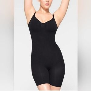 NEW! SKIMS BLACK SEAMLESS SCULPTING MID-THIGH BODYSUIT Body shaper Large/Xlarge